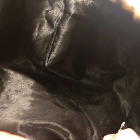 2CHIC Faux Leopard Fur Hand Bag W/Magnetic Clasp & Removable Gold Shoulder Chain - Picture 4 of 5